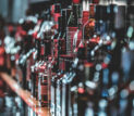 Botellas de bebidas alcohólicas alineadas y organizadas en la barra de un bar