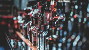 Botellas de bebidas alcohólicas alineadas y organizadas en la barra de un bar
