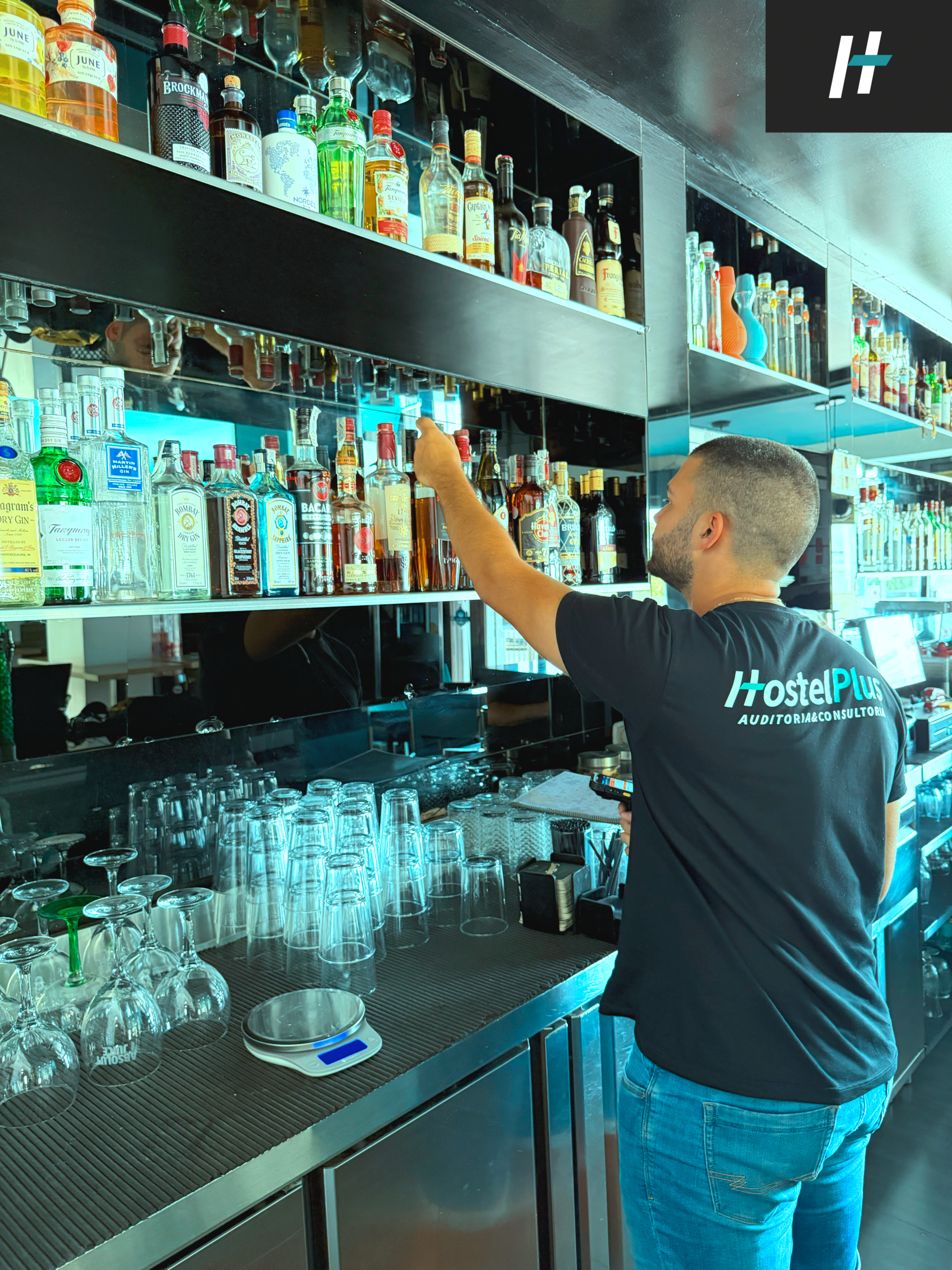 Account manager de HostelPlus haciendo inventario de botellas para mejorar la rentabilidad de negocio hostelero