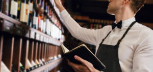 Hombre pensando cómo hacer inventario de bebidas en un bar