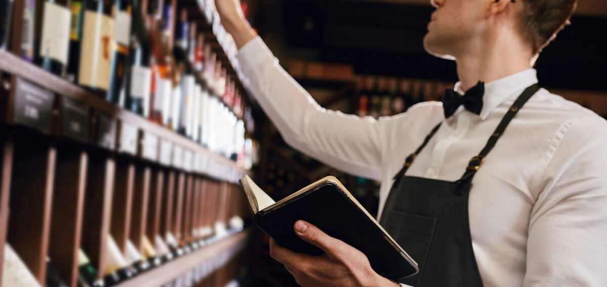 Hombre pensando cómo hacer inventario de bebidas en un bar